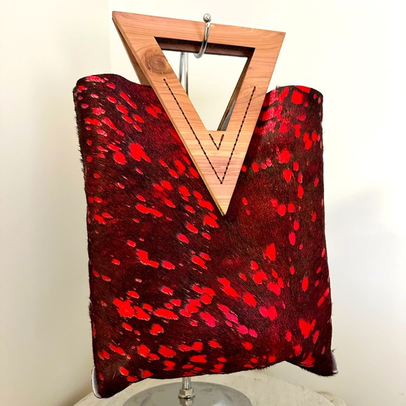 NWT One of a kind hand made, metallic cowhide handbag w/ hand cut wood handles. - Picture 2 of 4